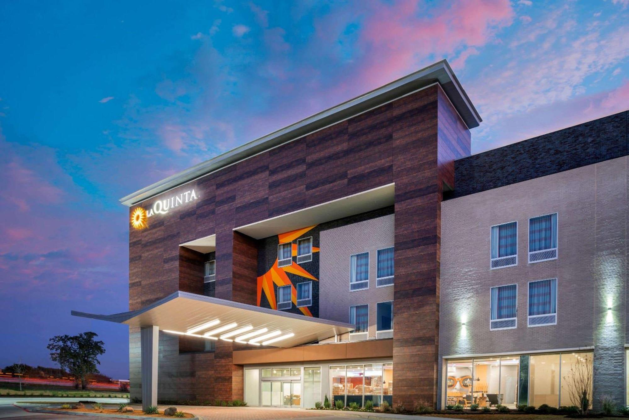 5 Business Hotels Near Stewart Creek Park With Easy DFW Access