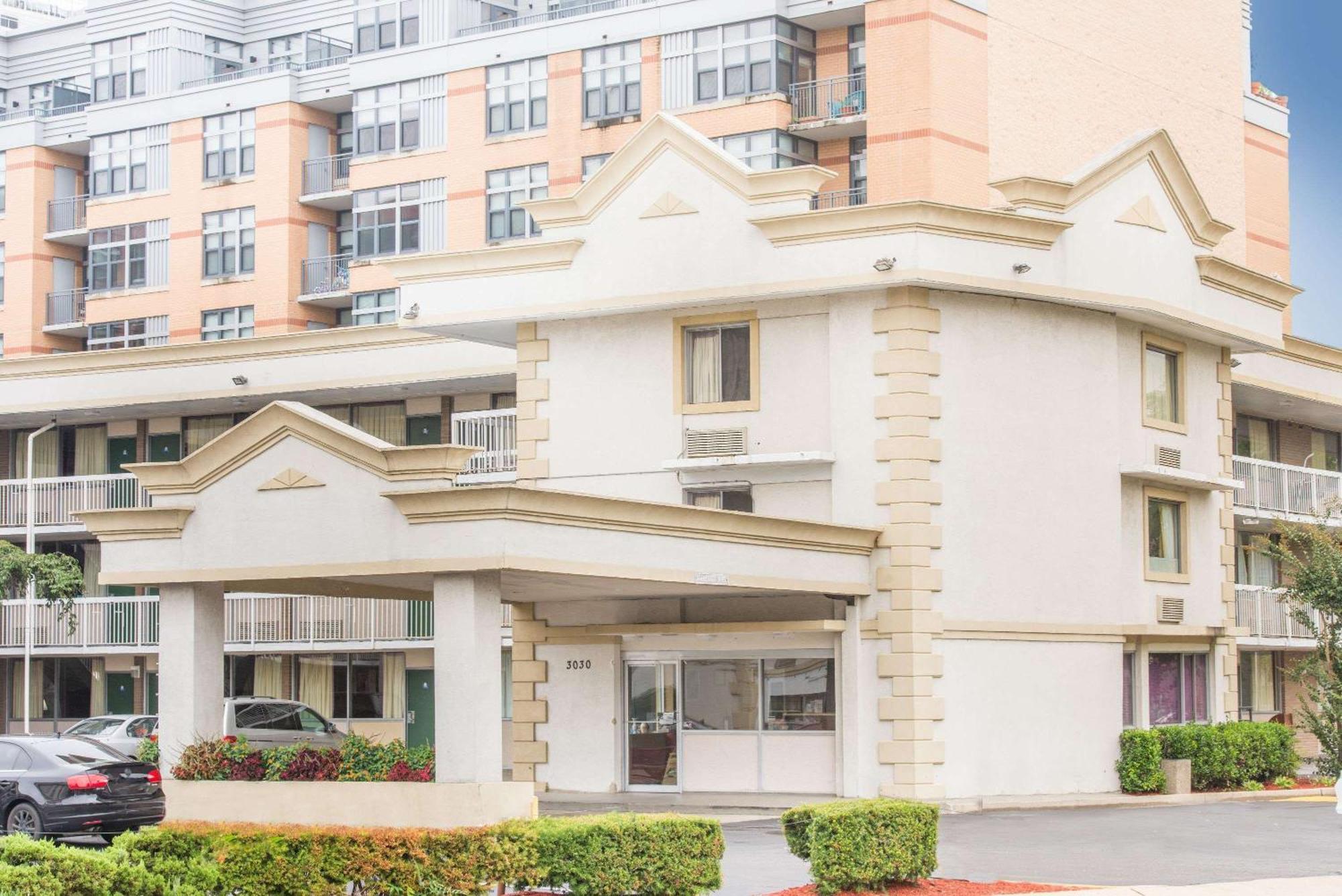 7 Airport-Friendly Hotels Near Smithsonian National Zoo DC