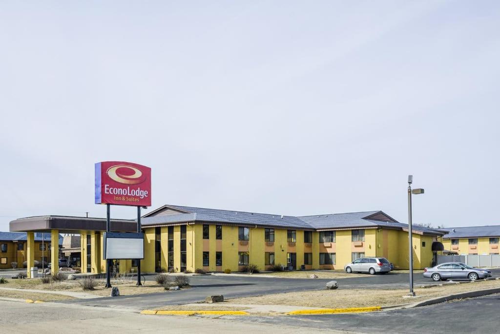 4 Affordable 2-Star Hotels Close to H. H. Bennett Studio