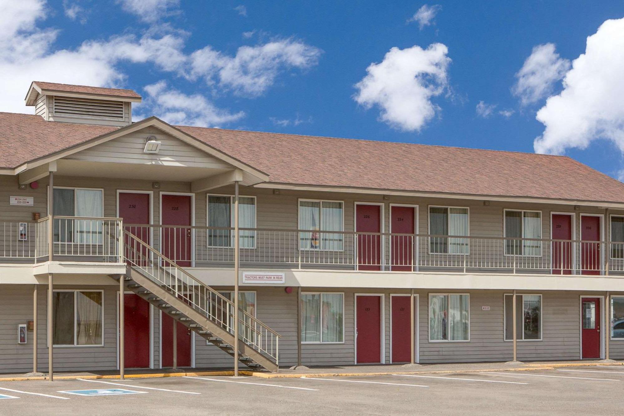 4 Budget Hotels Near Lawrence Scott Park for Less