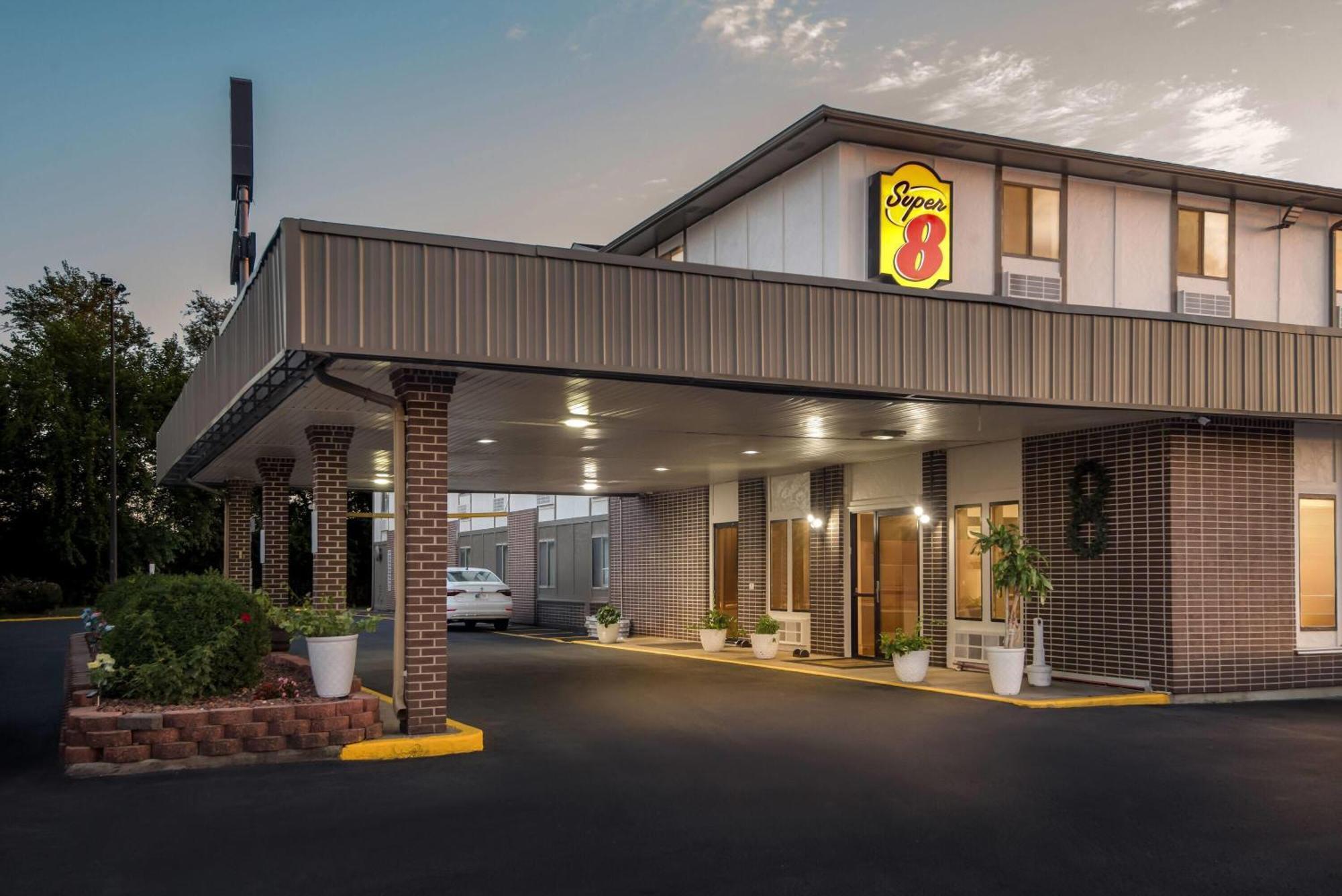 Staying Near Eugene V Debs Museum: 4 Family Hotels Compared