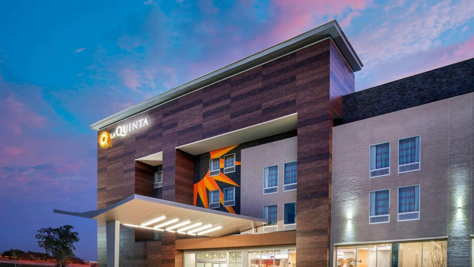 5 Business Hotels Near Stewart Creek Park With Easy DFW Access