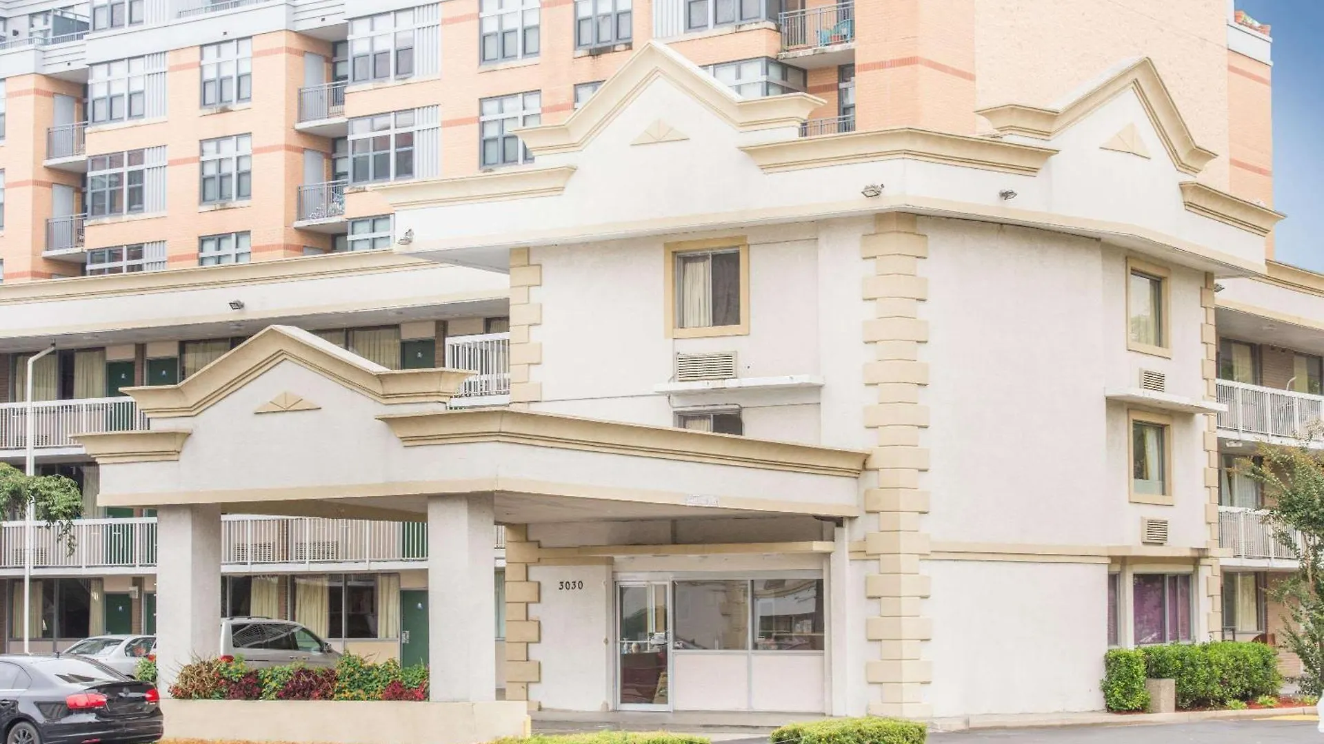 7 Airport-Friendly Hotels Near Smithsonian National Zoo DC