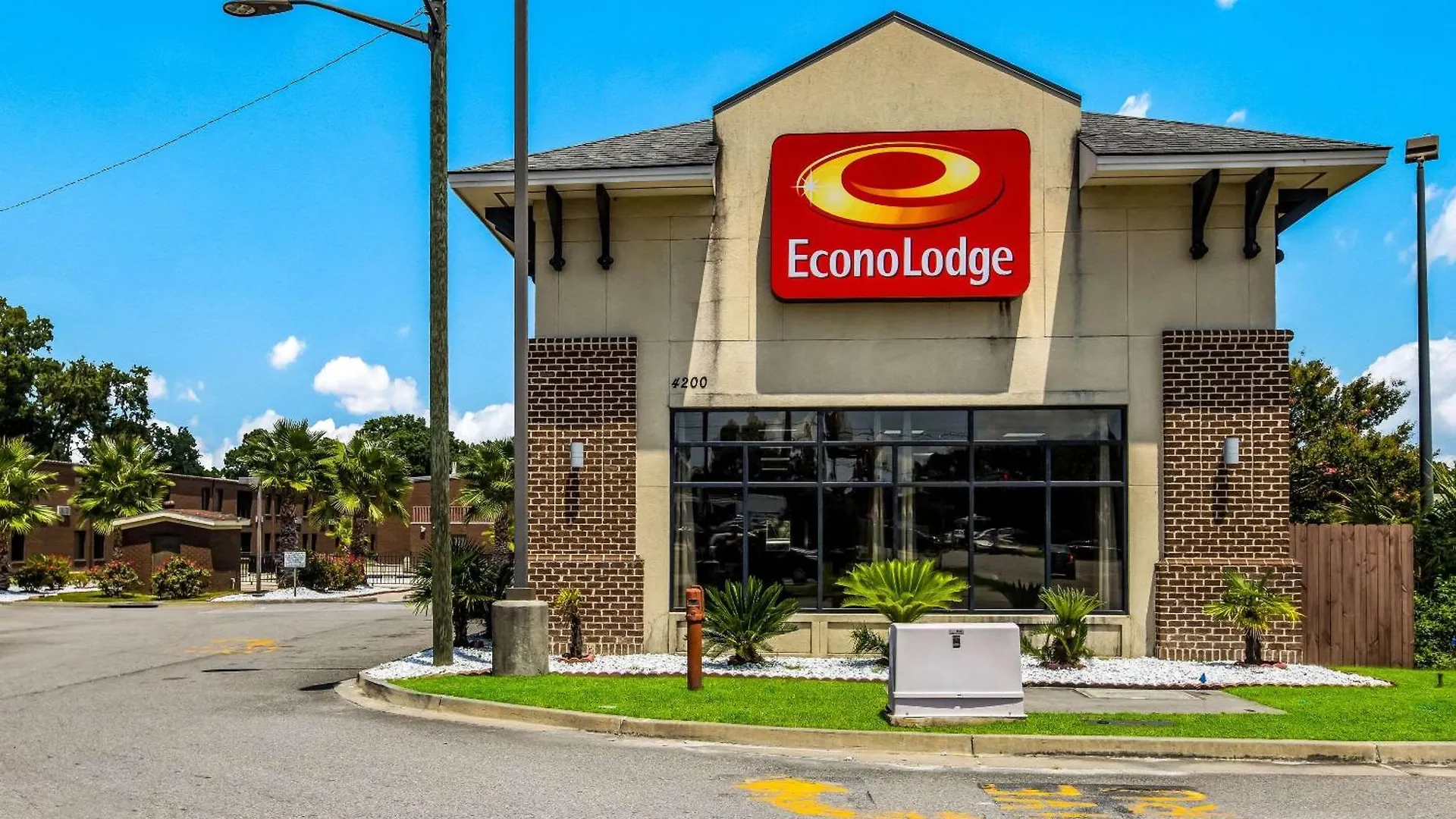 4 Budget Hotels Near Monterey Square Worth Booking