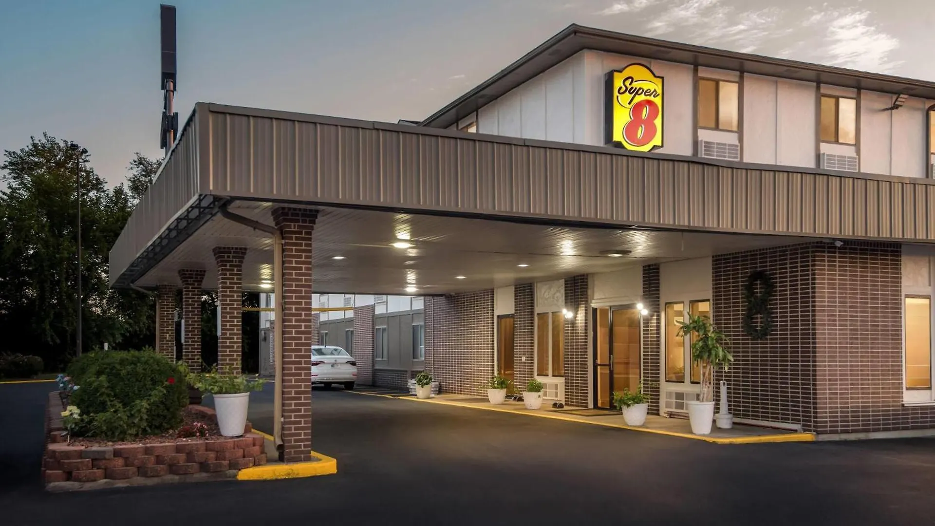 Staying Near Eugene V Debs Museum: 4 Family Hotels Compared