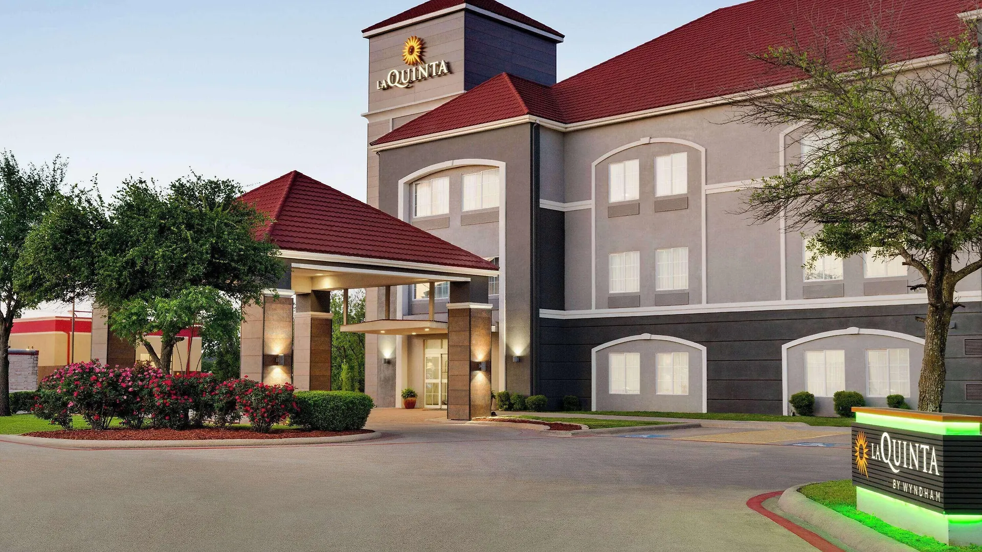 13 Best-Located Hotels in Texas Worth Booking Now